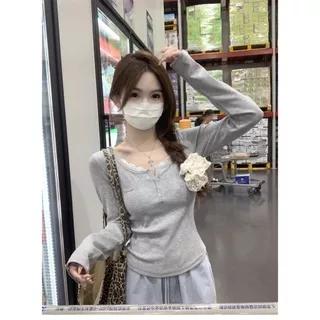 Hotgirl พร้อมส่ง เสื้อยืดแขนยาวผู้หญิง เสื้อยืดเข้ารูป การออกแบบผ้าลูกไม้ปะติด งานปักตัวอักษร สไตล์เกาหลีแบบอ่อนโยน