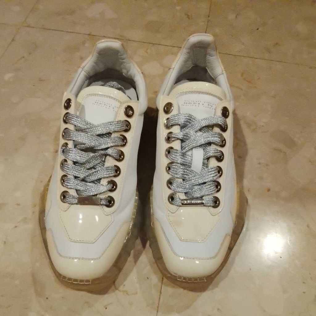 รองเท้าผ้าใบหนังสีขาวแบบพื้นรองเท้าหนา ยี่ห้อ Jimmy Choo แท้ (มือสอง)