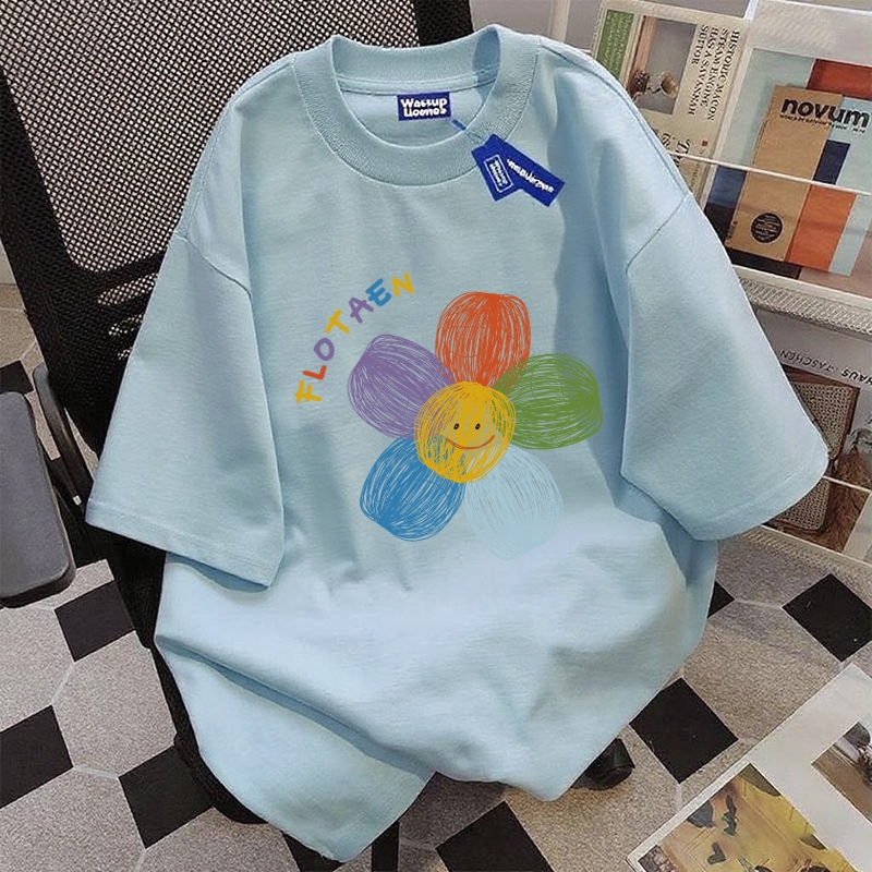 ✨【จัดส่งภายใน 24 ชั่วโมง】 เสื้อยืด ดอกไม้สีฟ้าสีฟ้ายิ้มหน้าน่ารักหวาน เสื้อเชิ้ตสีดำและสีขาว