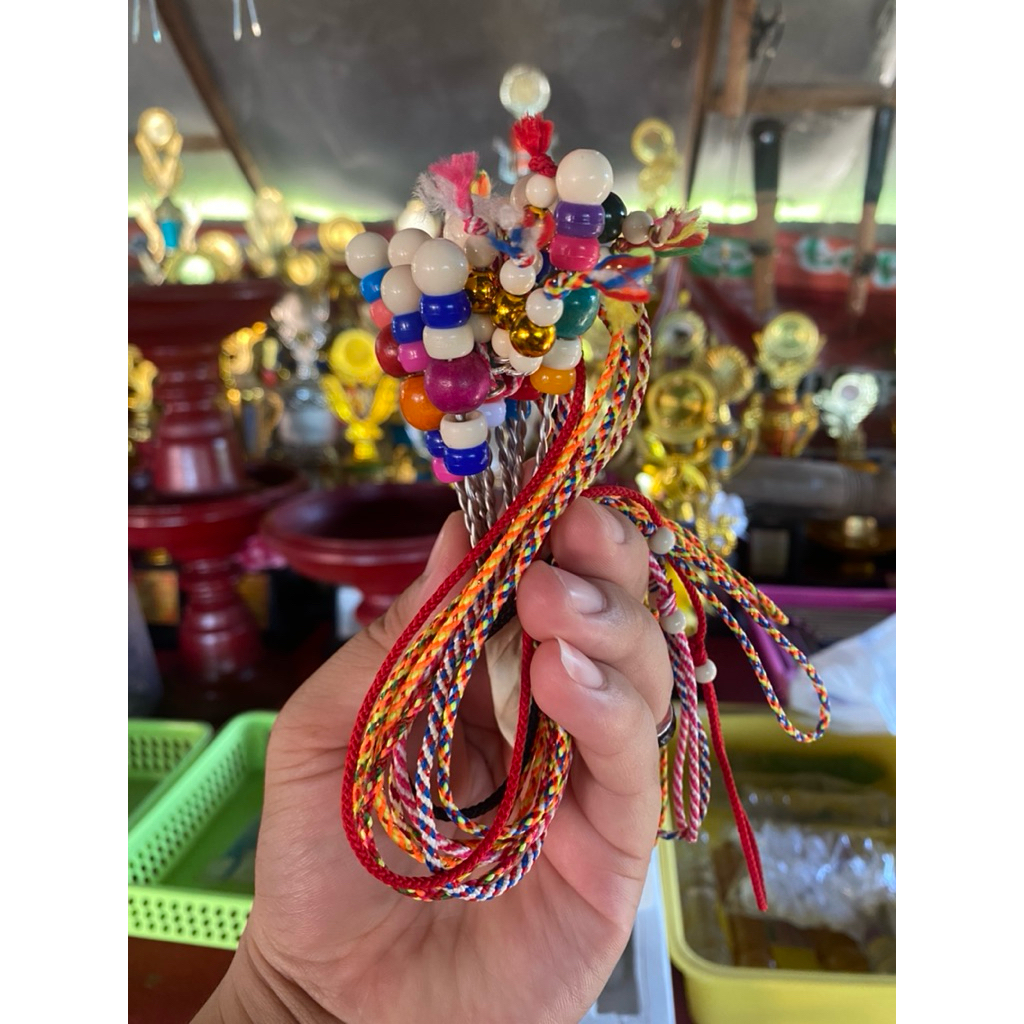 หลักกว่างชนลูกปัดคละสี พร้อมเชือกถักคละสี ยกโหล12ชิ้น