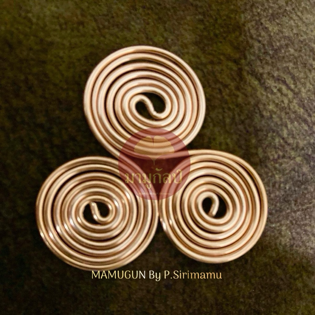 จี้สัญลักษณ์ Triskelion หรือ triskel