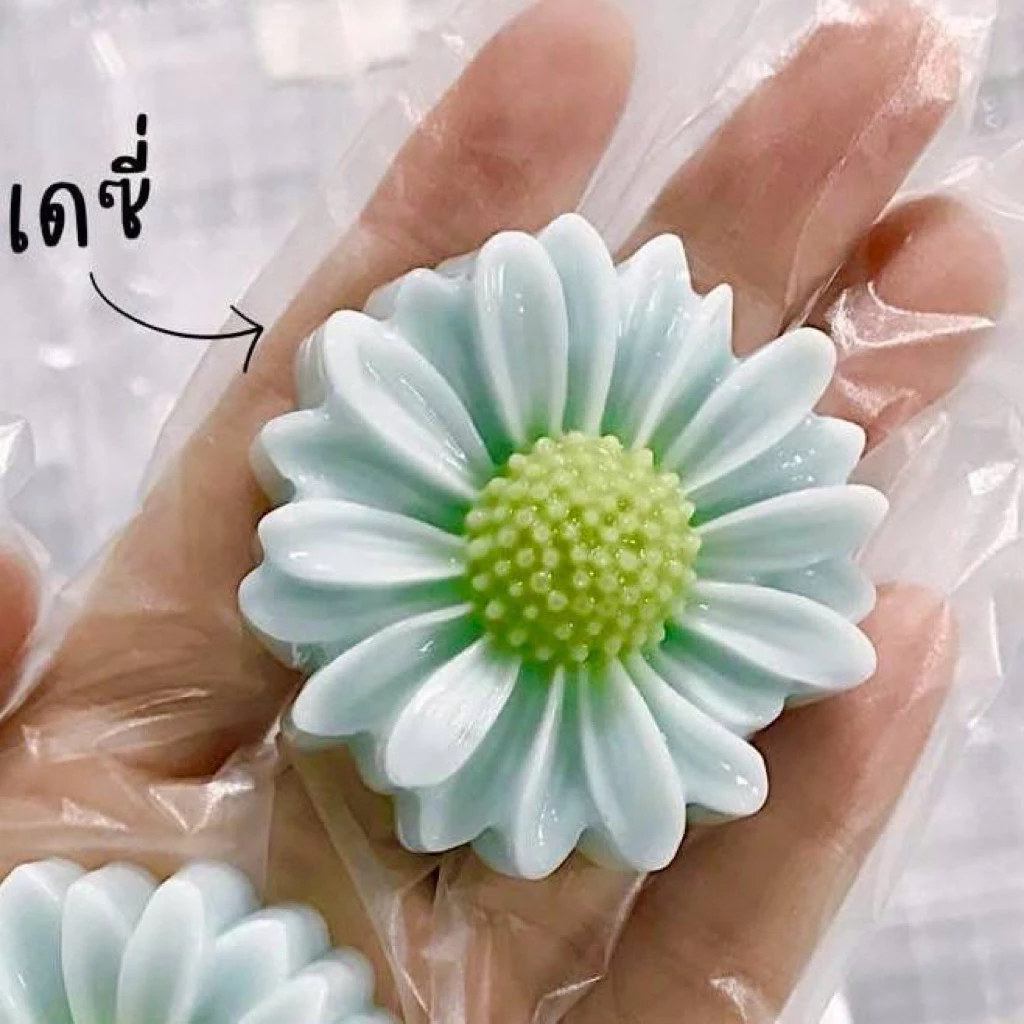 พิมพ์วุ้น พิมพ์ขนมชั้น เดซี่ ขนาด 5 ซม. ผิวด้านในลื่นทำให้ขนมไม่ติดพิมพ์ ลายคมชัดร่องลึก ลายเดซี่ ลิขสิทธิ์ของ Cute Mold
