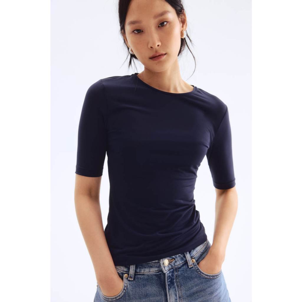 H&M(เอชแอนด์เอ็ม) เสื้อยืดฟิตติ้ง ผู้หญิง 1299917_1