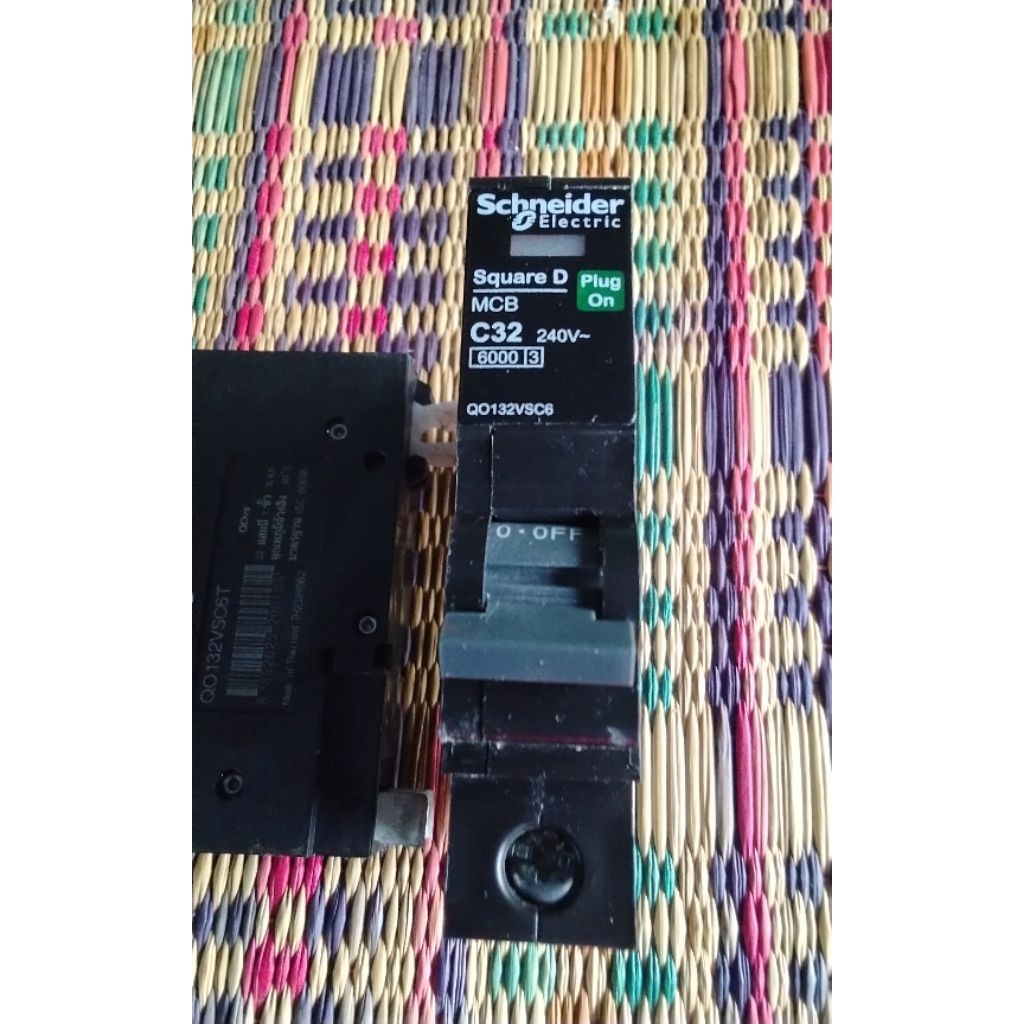 Circuit breaker Schneider