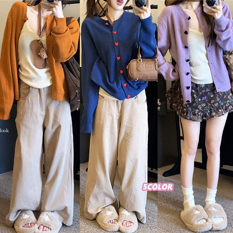 👚Anna👚 เสื้อคาร์ดิแกนถักแขนยาวคอกลมผ้านุ่มสบาย ปุ่มรูปหัวใจ น่ารัก และทันสมัย เสื้อผ้าสไตล์เกาหลี นางสาว T071