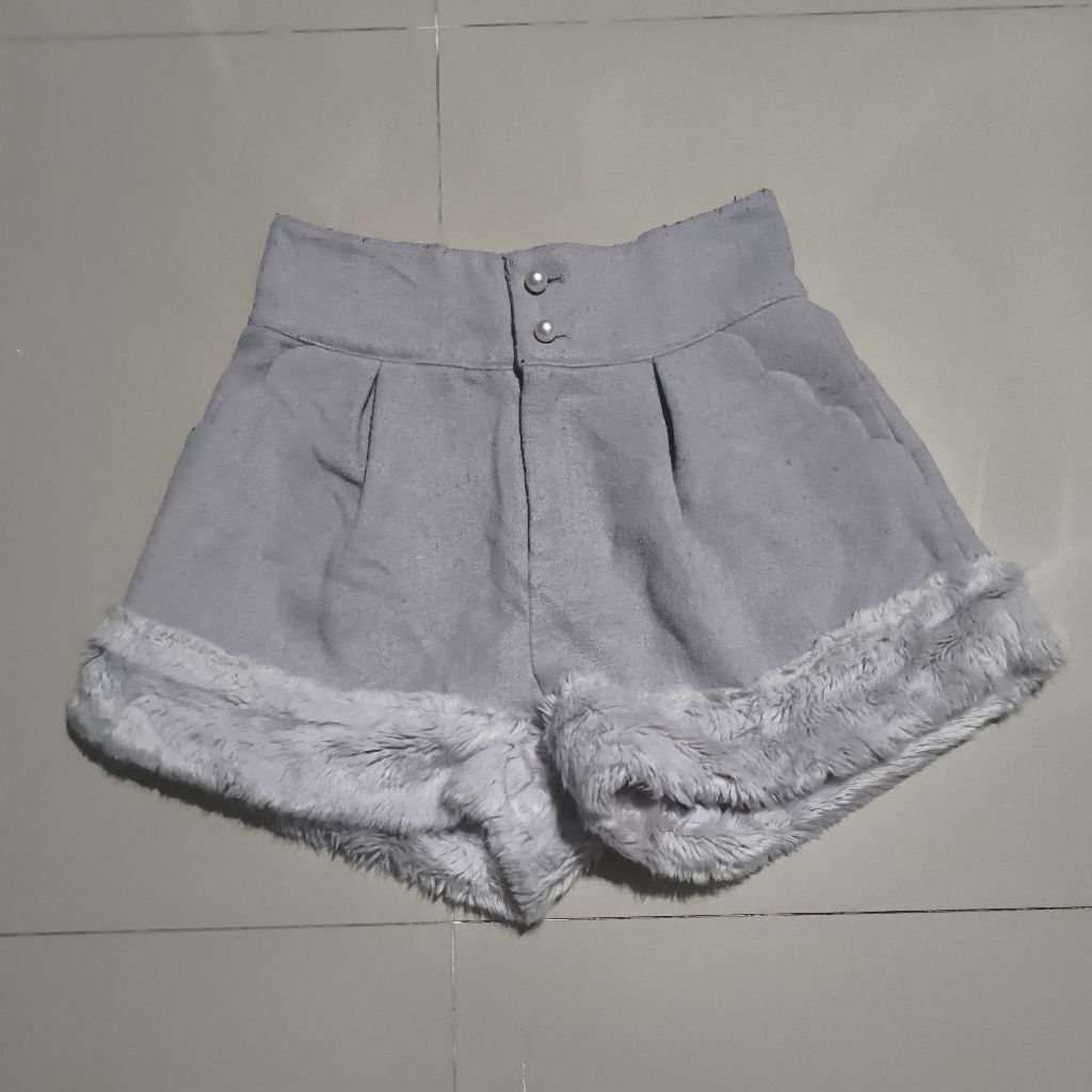 กางเกง ญี่ปุ่น ขาสั้น สีเทา มือสอง lizlisa เอว28-30 สะโพก40 ยาว15 เป้า14 ปลายขาแต่งเฟอร์