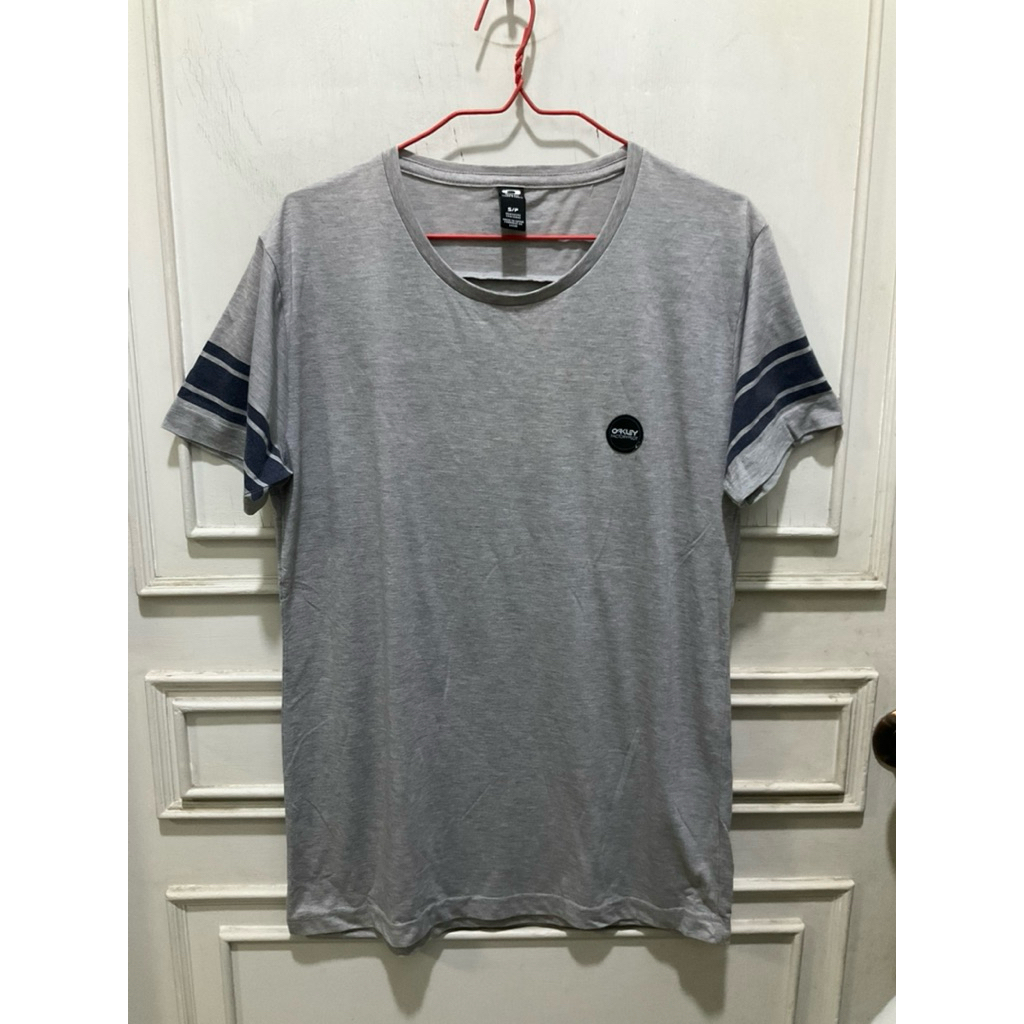 เสื้อยืดคอกลมแขนสั้น OAKLEY สีเทา มือสอง อก 38 ยาว 28 นิ้ว