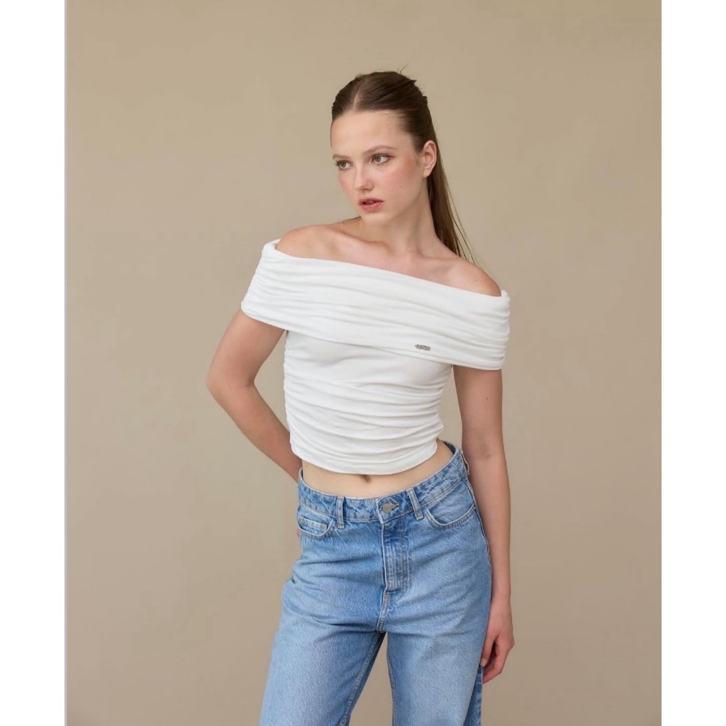 SISTER.RRR | MIYA TOP เสื้อเปิดไหล่อะไหล่เงิน