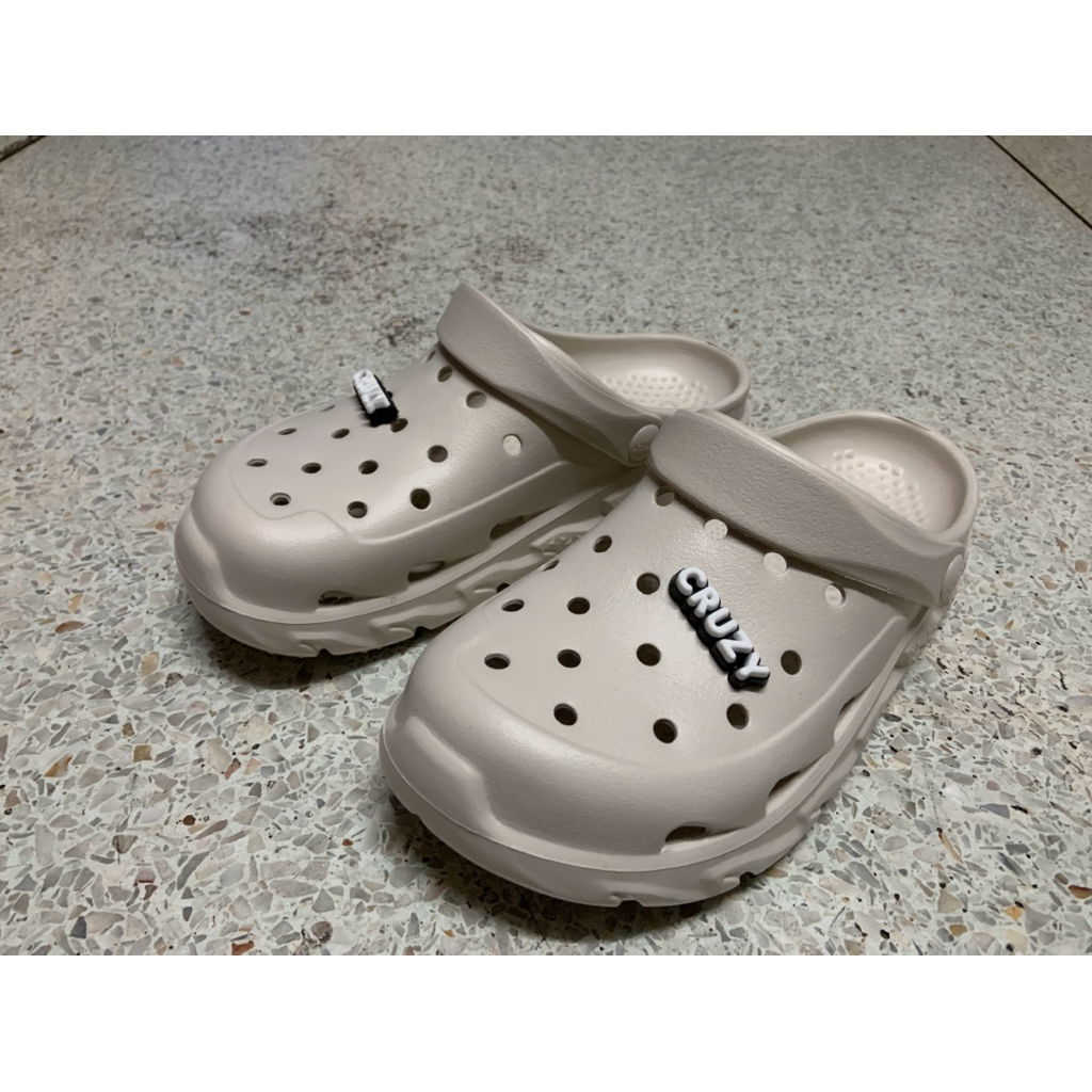 รองเท้าลำลอง CRUZY สีครีม Size38