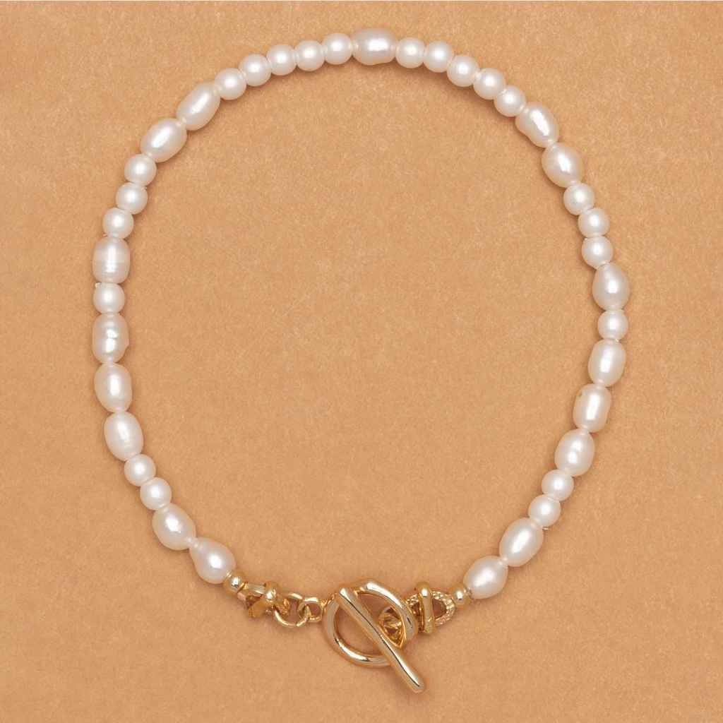WHITE PEARL SERENE CURVE  BRACELET - สร้อยข้อมือมุกขาวโค้งละมุน
