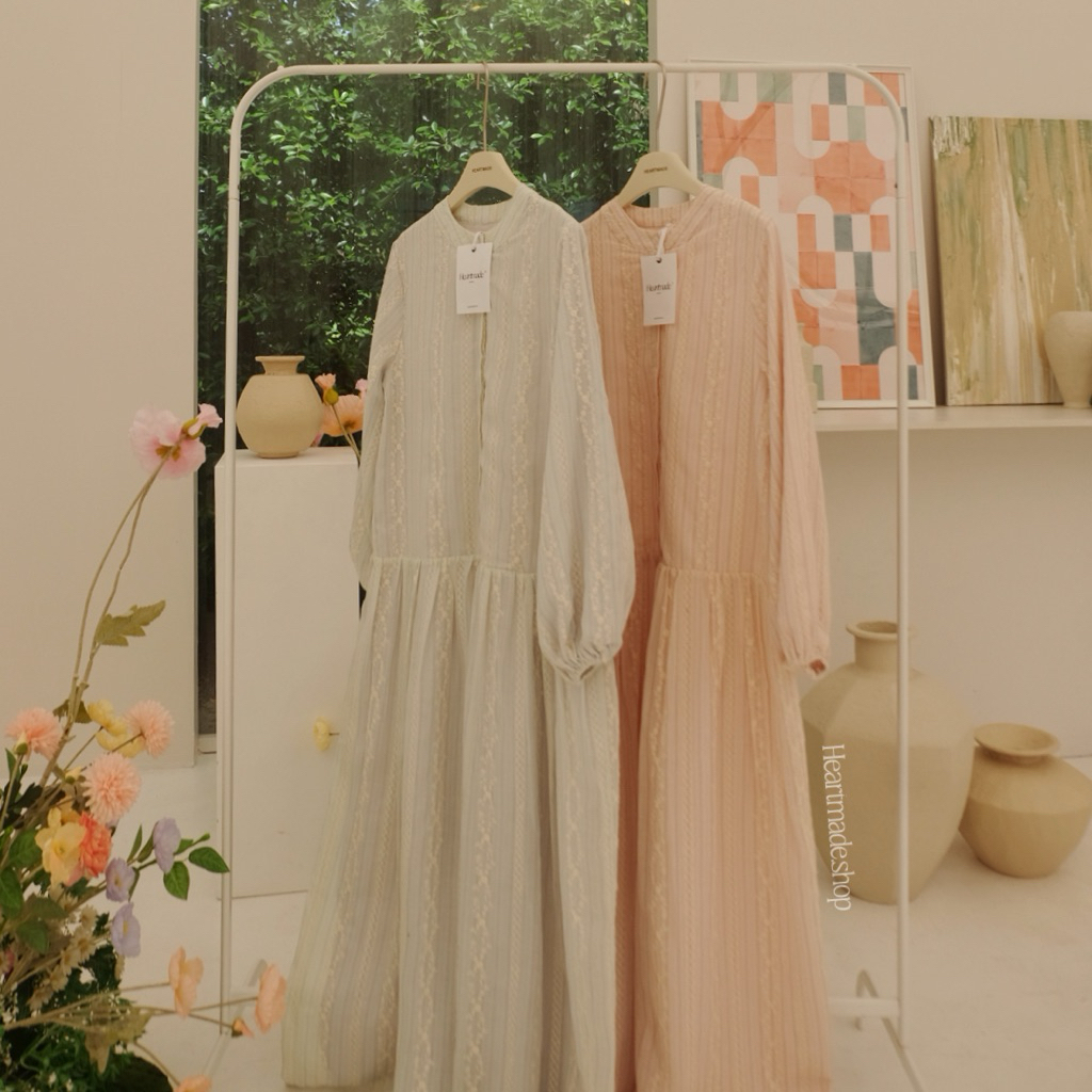 (D43) Heartmade-Jasmine dress(เดรสยาวลูกไม้ปักดอกกระดุมหน้าซับในยาว)