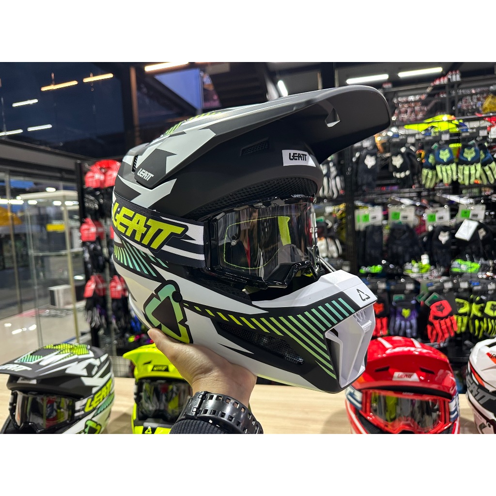 หมวกกันน็อควิบาก LEAT พร้อมแว่นตา Vizion 3.5   ทางร้านแนะนำให้ลูกค้าได้เผื่อไซต์แล้ว ทั้งรองเท้าและห