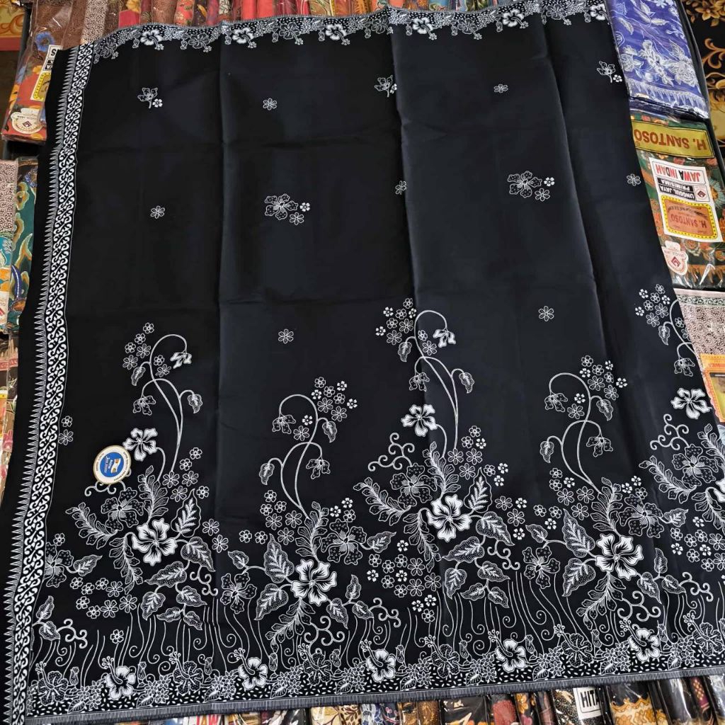 ผ้าปาเต๊ะไทยช่อดอกไม้เล็กสีดำขาวเนื้อดีซับน้ำ180฿