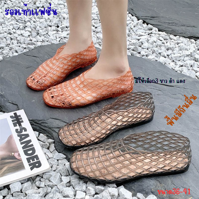 รองเท้าลำลองแฟชั่นทรงเก๋ ดีไซน์โปร่งสบายด้วยการสานตาข่ายรอบตัวรองเท้า ช่วยเสริมลุคของคุณให้ดูดีขึ้นอย่างแน่นอน