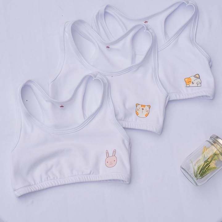 First Bra เสื้อชั้นในเด็กหญิงสีขาว รุ่นสปอร์ตอนุบาล มีซับด้านหน้า2 ชั้น คละลายน่ารัก ผ้านิ่มใส่สบายบรรจุ 1 ตัว
