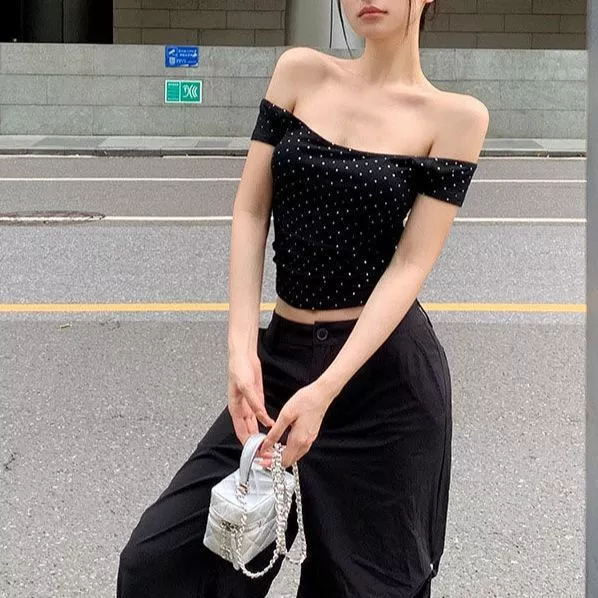 พร้อมส่งในไทย**เสื้อปาดไหล่แต่งประดับเพชรในตัว ผ้านิ่มยืดตามตัว Y260