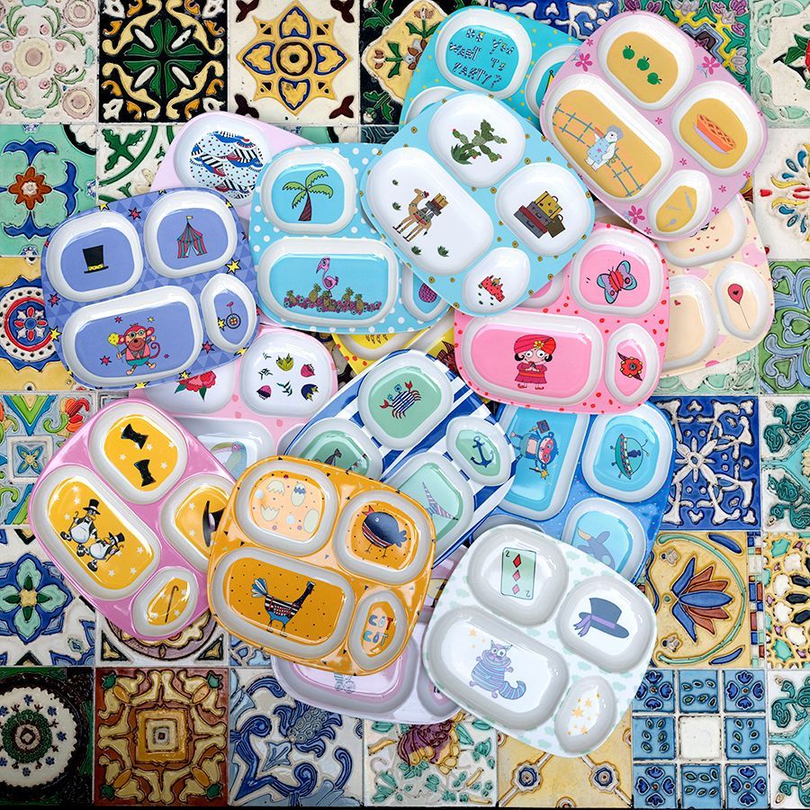 SuperSOSO! ถาดใส่อาหาร Boy-ish Kids Plates ถาดหลุม จานเด็ก ขนาด24ซม (9.4นิ้ว) จานเด็กน่ารัก มีสีสัน จานหลุมเมลามีน