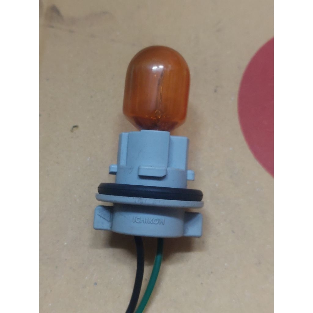 ขั่วไฟเลี้ยว HONDA พร้อมหลอดT20   4เขี้ยวล็อค  มีหลอดให้ครบราคาต่อ2ชุด มือ2ญี่ปุ่น