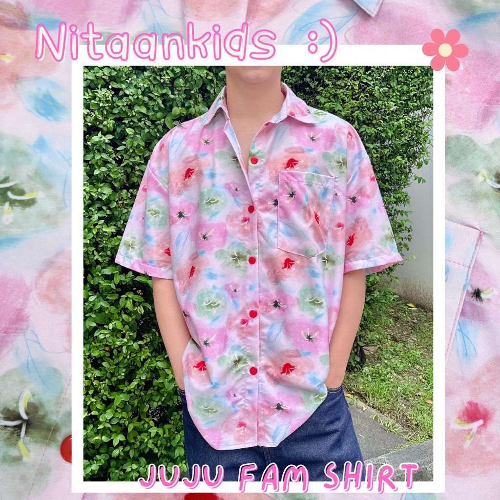 NITAANKIDS เสื้อเชิ้ตลาย JUJU SWEET🌸 FAM ผ้าโพลีเอสเตอร์เนื้อดีค่ะ ไม่บาง ทรงเชิ้ตแต่งกระเป๋าอกลาย UNISEX ทรงสวย ผ้า