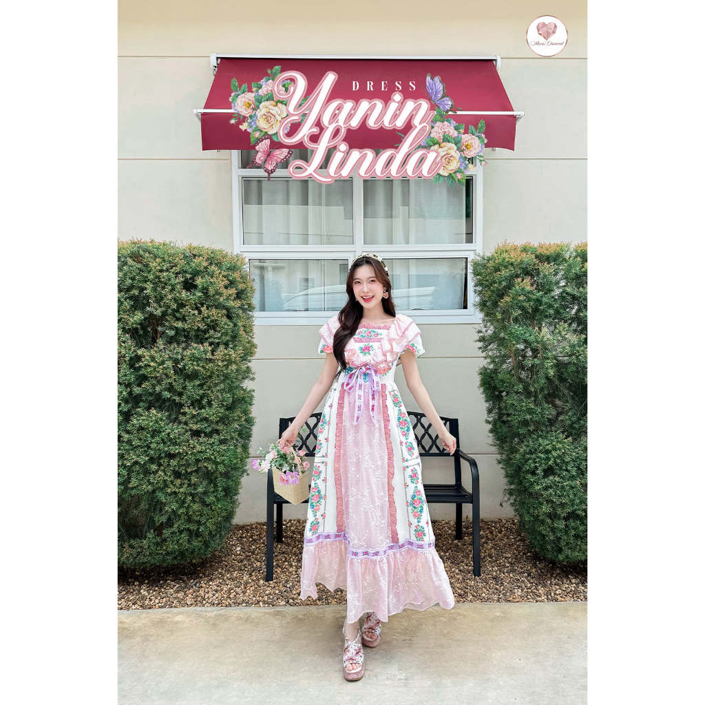 (มี2XL) Maria Diamond สีชมพูขาว Yanin Linda Dress เดรสยาวสไตล์วินเทจ ผ้าพิมพ์ลายตัดต่อผ้าลูกไม้ แต่งโบว์ด้านหน้า ซิปหลัง