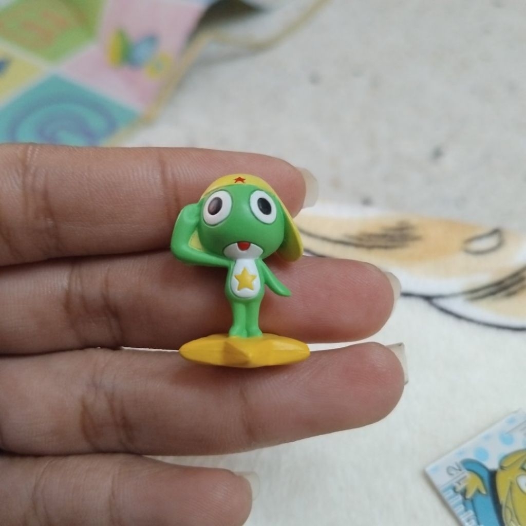 ฟิกเกอร์ของ สิบโทเคโรโระ (Keroro) ฐานเป็นรูปดาวสรเหลือง
