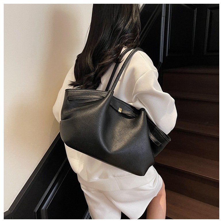 กระเป๋าถือทรงเรียบง่ายแบบลำลองสำหรับผู้หญิงไปทำงานและเดินทาง กระเป๋าสะพายไหล่ความจุขนาดใหญ่ กระเป๋าใต้วงแขนที่ทันสมัย