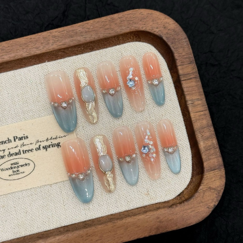 ฟรีกาว🍑Handmade A2919เล็บปลอมเล็บเจล ปลายสีฟ้าตาแมวลูกแก้วประกายสลับปลายสีเนื้อประดับเพชรหรูหรา