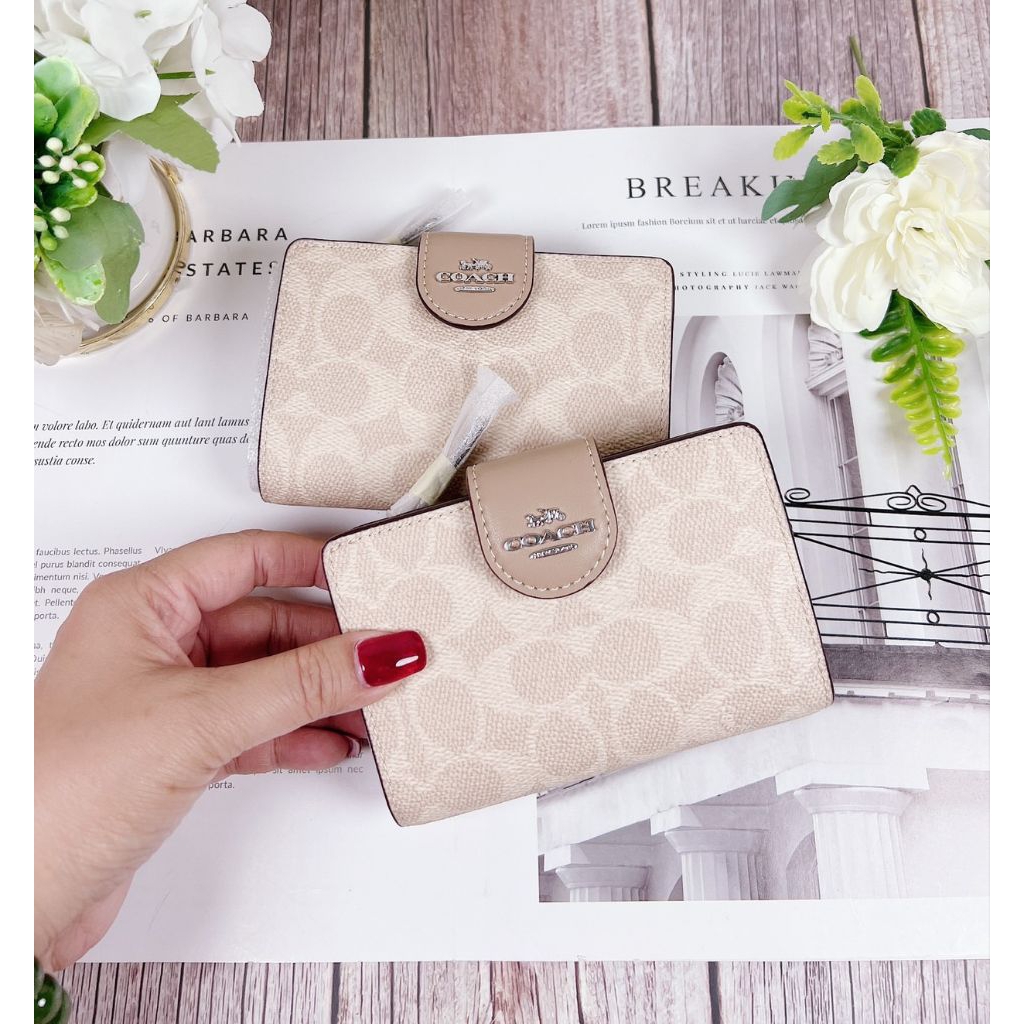 ||ท้💯C0@CH กระเป๋าสตางค์โค้ชครีมทู้ป ใบสั้น 2 พับกระดุม CW786