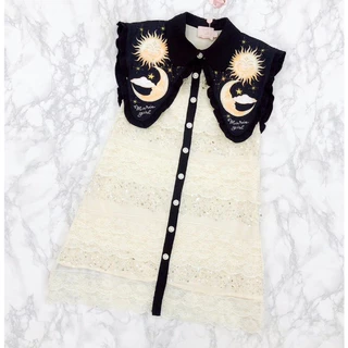 (มี3XL) Universe Midnight Dress เดรสทรงปล่อยผ้าลูกไม้&ผ้าปักเลื่อมตัดต่อเลเยอร์ ปกกะลาสีโค้ง กระดุมหน้า มีซับใน