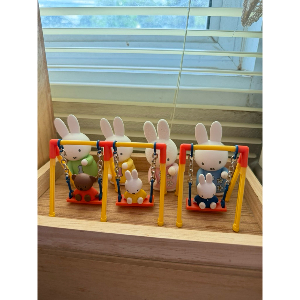 กาชาปองMiffy นั่งชิงช้า พร้อมส่ง