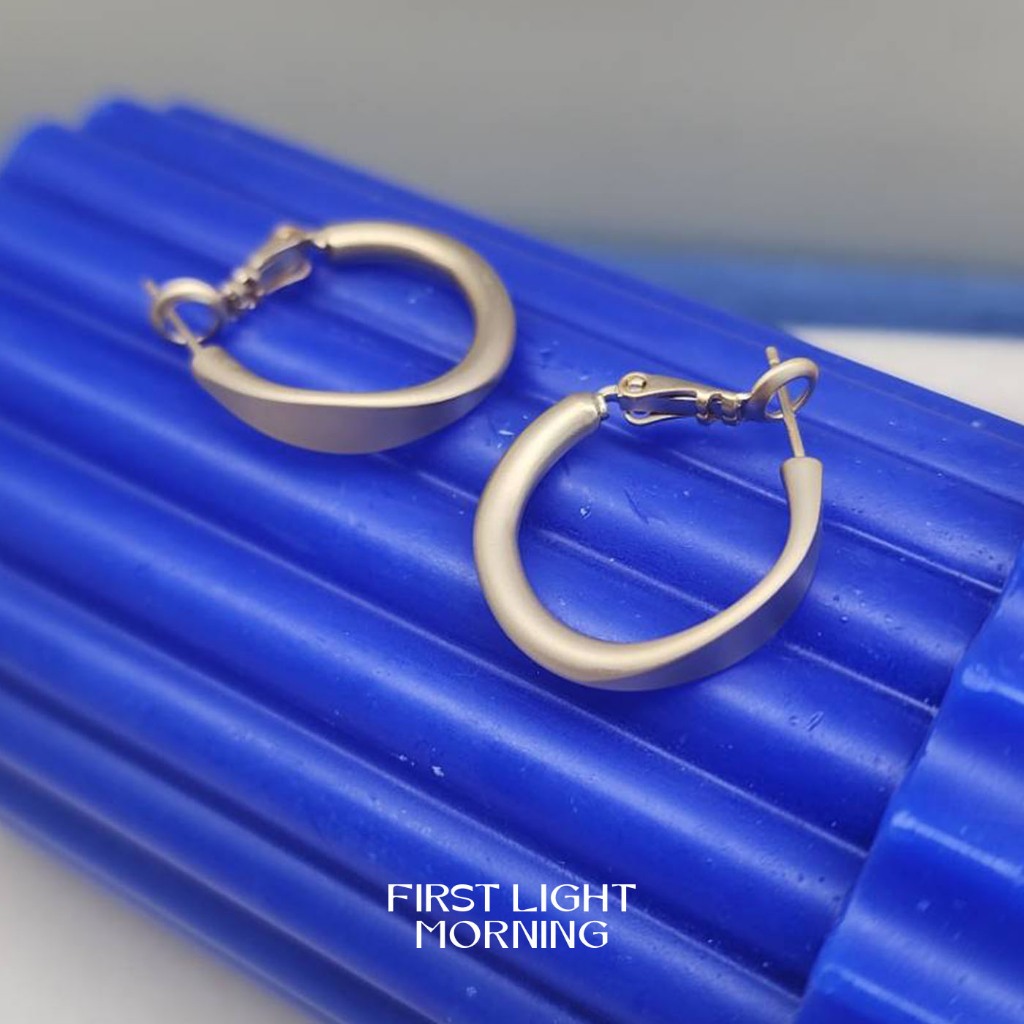 First Light Morning : Modern Hoop Earrings Sand Gold ต่างหูห่วง ต่างหูสีทองพ่นทราย