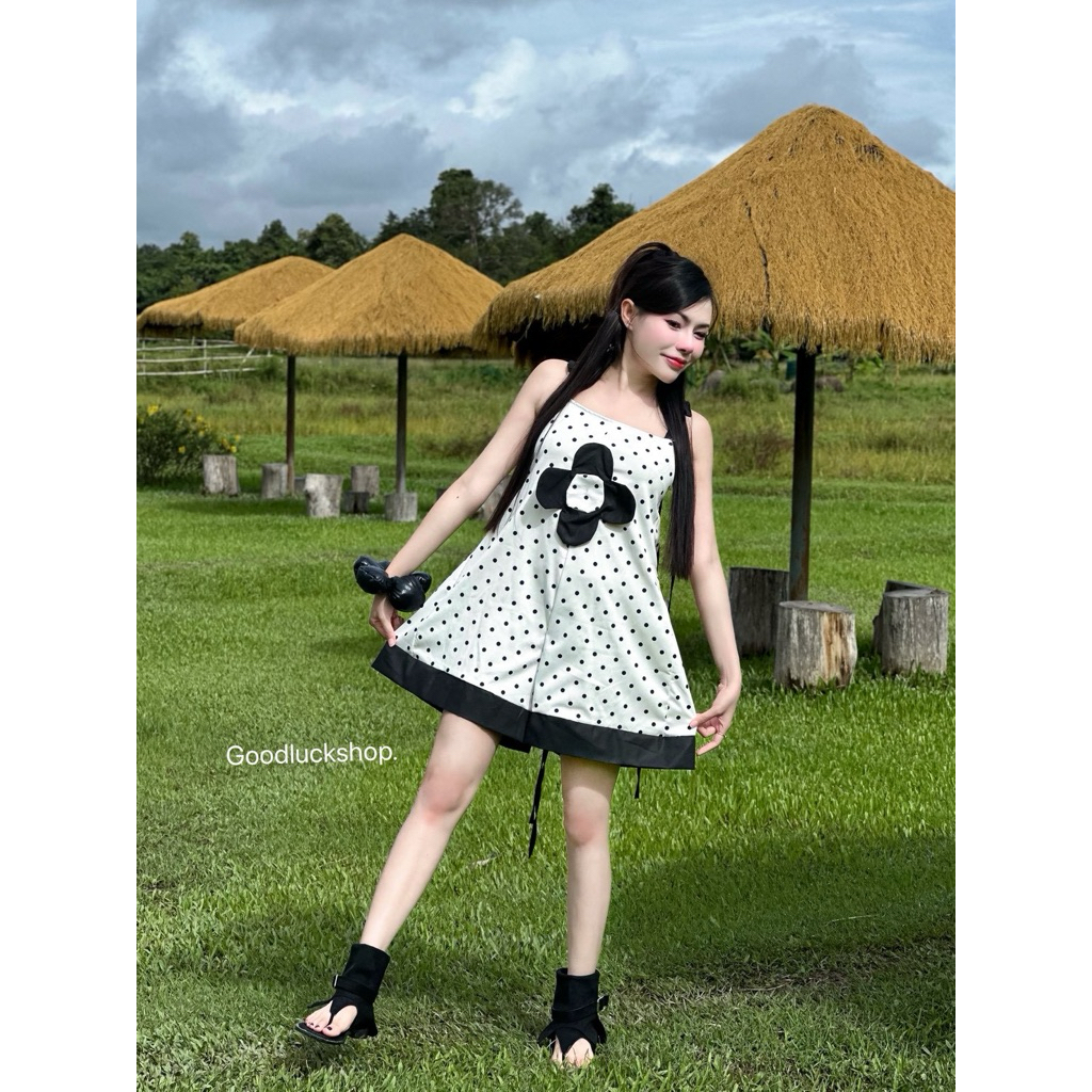 จั๊มสูท polka dots สายเดี่ยวผูกไหล่ แต่งขอบดำช่วงปลายขากางเกง ดอกไม้ตรงกลางช่วงหน้าอก เพิ่มกิมมิคให้ชุดดูน่ารัก