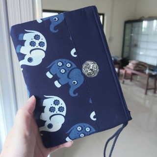 กระเป๋าผ้าม่อฮ่อมคล้องมือสี่เหลี่ยม (ใบกลางแบน)