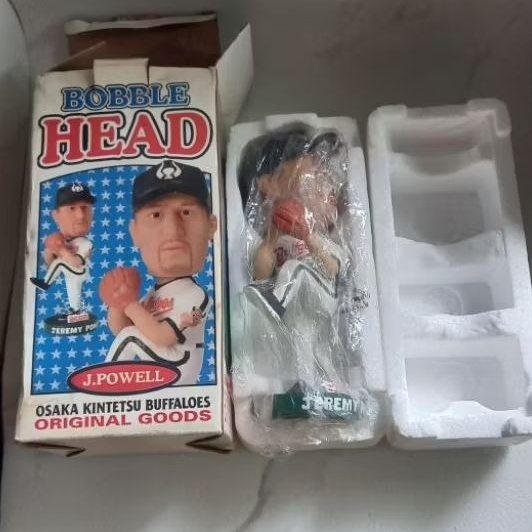 ตุ๊กตาหัวดุ๊กดิ๊ก (Bobblehead) ของ J.Powell และ Jeremy Powell จากทีมเบสบอล Osaka Kintetsu Buffaloes 
