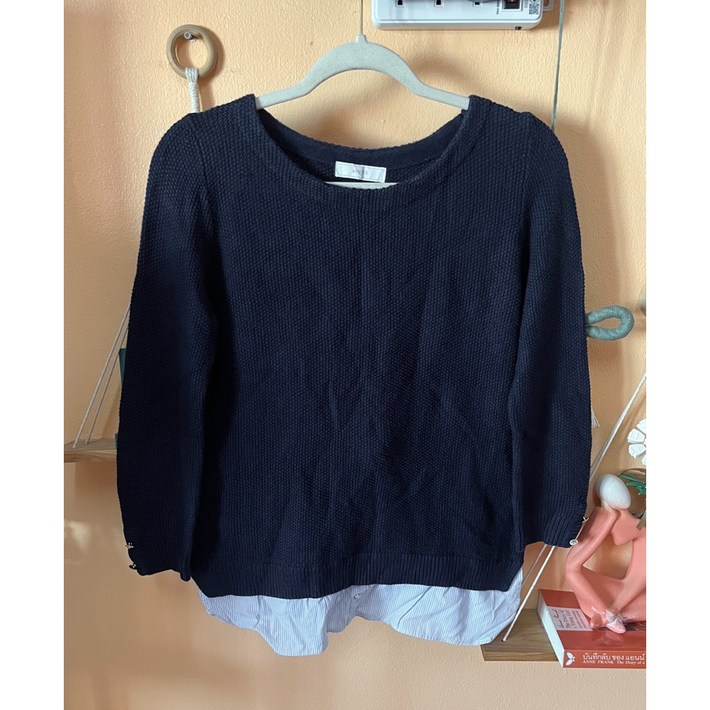 [ตำหนิรอยเปื้อนจางๆตามภาพค่ะ] ส่งต่อ เสื้อสเวตเตอร์ไหมพรม ไม่คัน คอกว้าง แบรนด์🇯🇵 anySIS สีกรมท่า แข