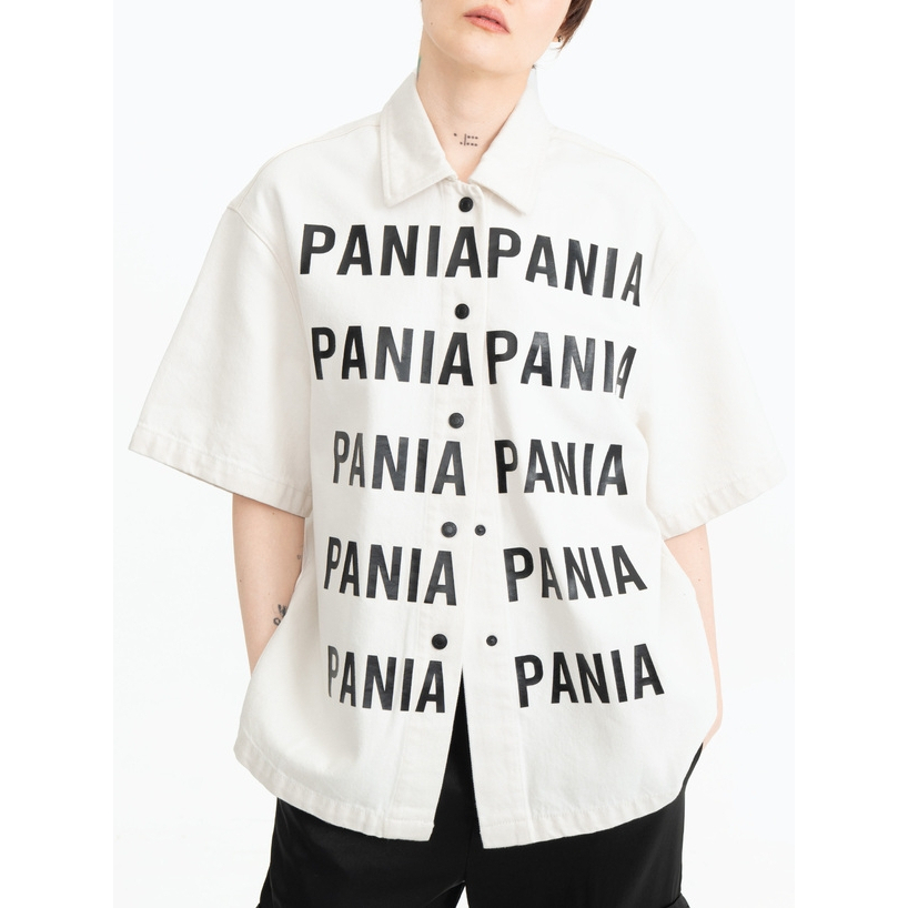 Pania Text Denim Shirt in Offwhite แพนญาเสื้อเชิ้ตยีนส์ลายอักษรสีขาวหม่น