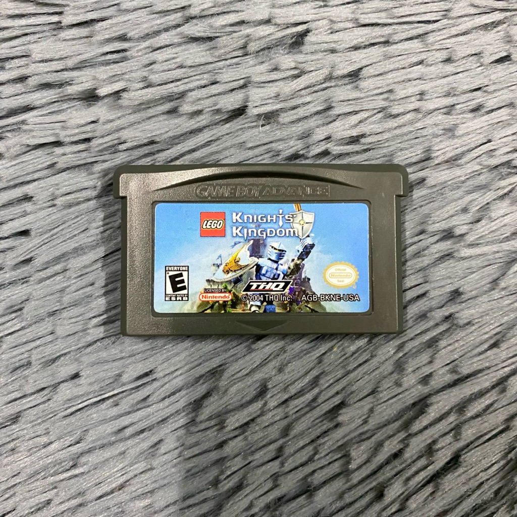 (แถมกล่องใส่) ตลับแท้เครื่อง Gameboy Advance เกมส์ Lego Knights’ Kingdom โซน 🇺🇸 ภาษา Eng ตลับเปิดติด