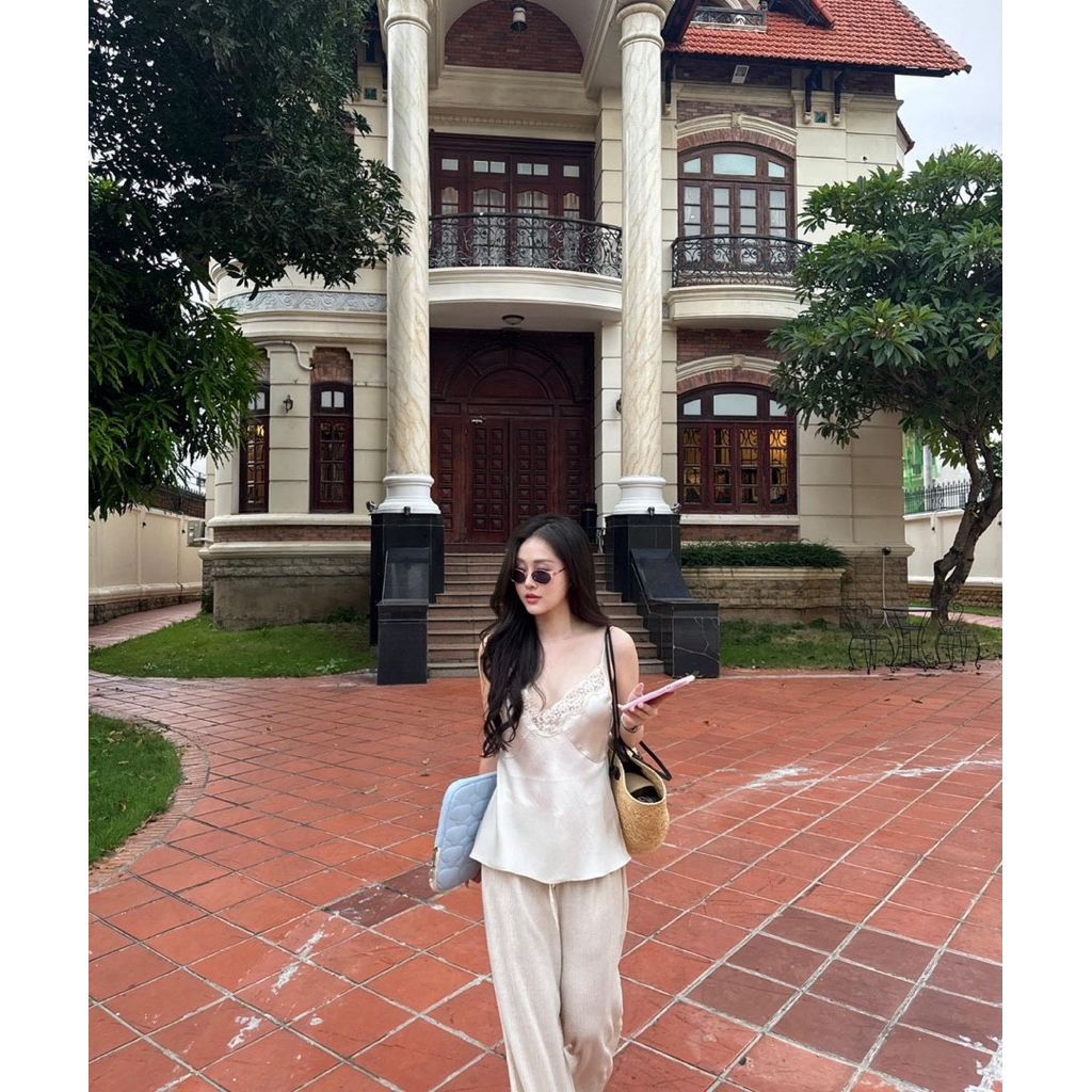 เสื้อสายเดี่ยวคอวี ผ้าซาตินแต่งลูกไม้ – โปรปัง