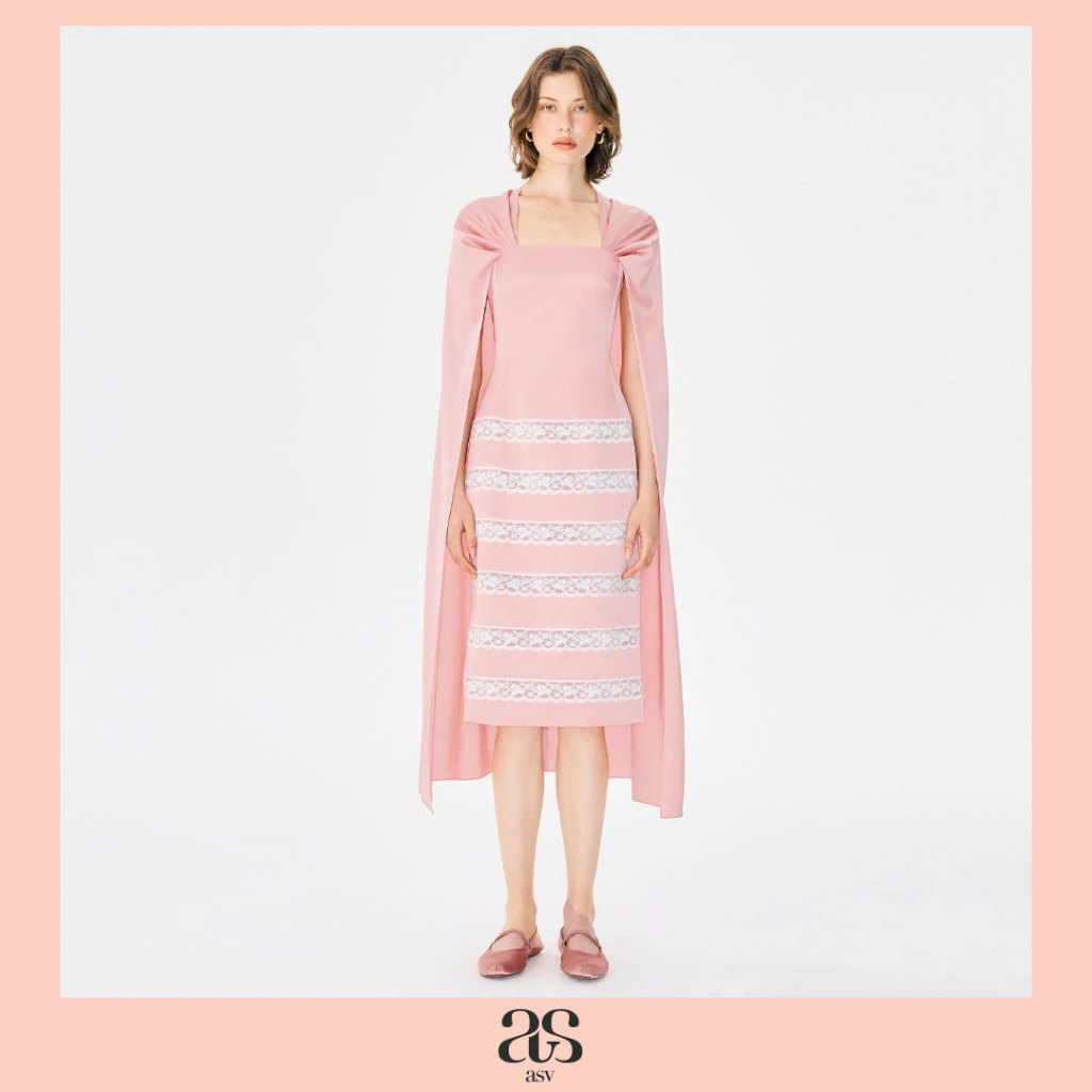[asv aw25] Janelle Cape Dress เดรสผู้หญิง เกาะอก กระโปรงทรงตรง เคปยาวด้านหลังจับจีบที่ไหล่ ตัดต่อผ้าลูกไม้ ซิปหลัง