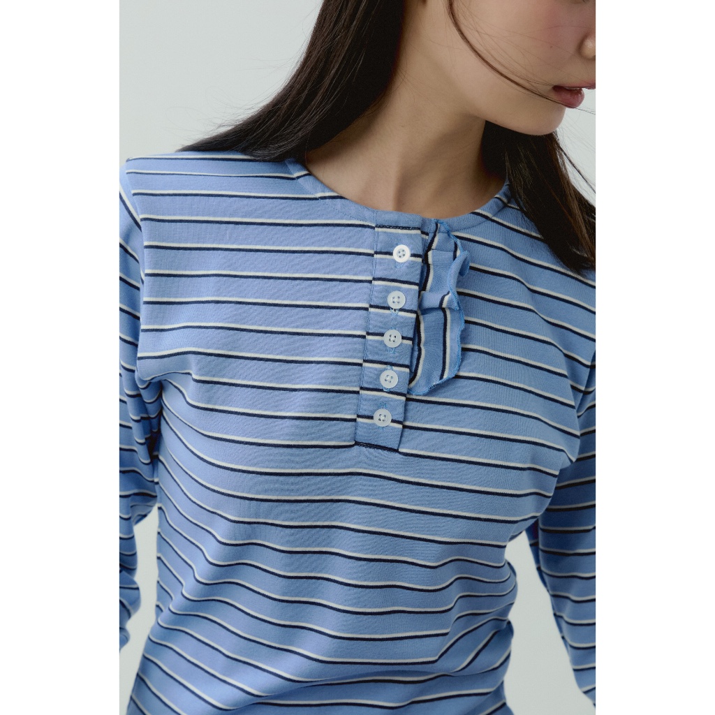 Olive Top เสื้อแขนยาวดีเทลระบายที่สาบกระดุมและชายเสื้อ