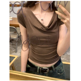 ACHSAWAKE สุภาพสตรีออกแบบความรู้สึกเอียงไหล่แขนสั้นปิดไหล่บางเสื้อยืดด้านบน
