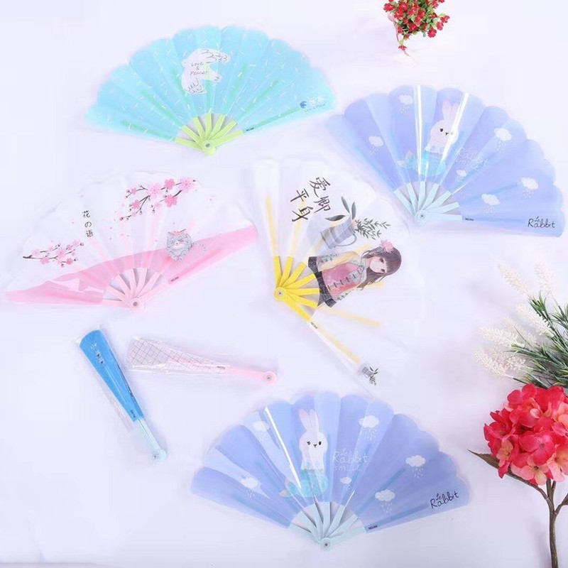 พัด แบบพับได้ ขนาดเล็ก แบบพกพา ลายการ์ตูนน่ารัก แฟชั่นฤดูร้อน สําหรับนักเรียนผู้หญิง พร้อมส่ง พัดลายการ์ตูน