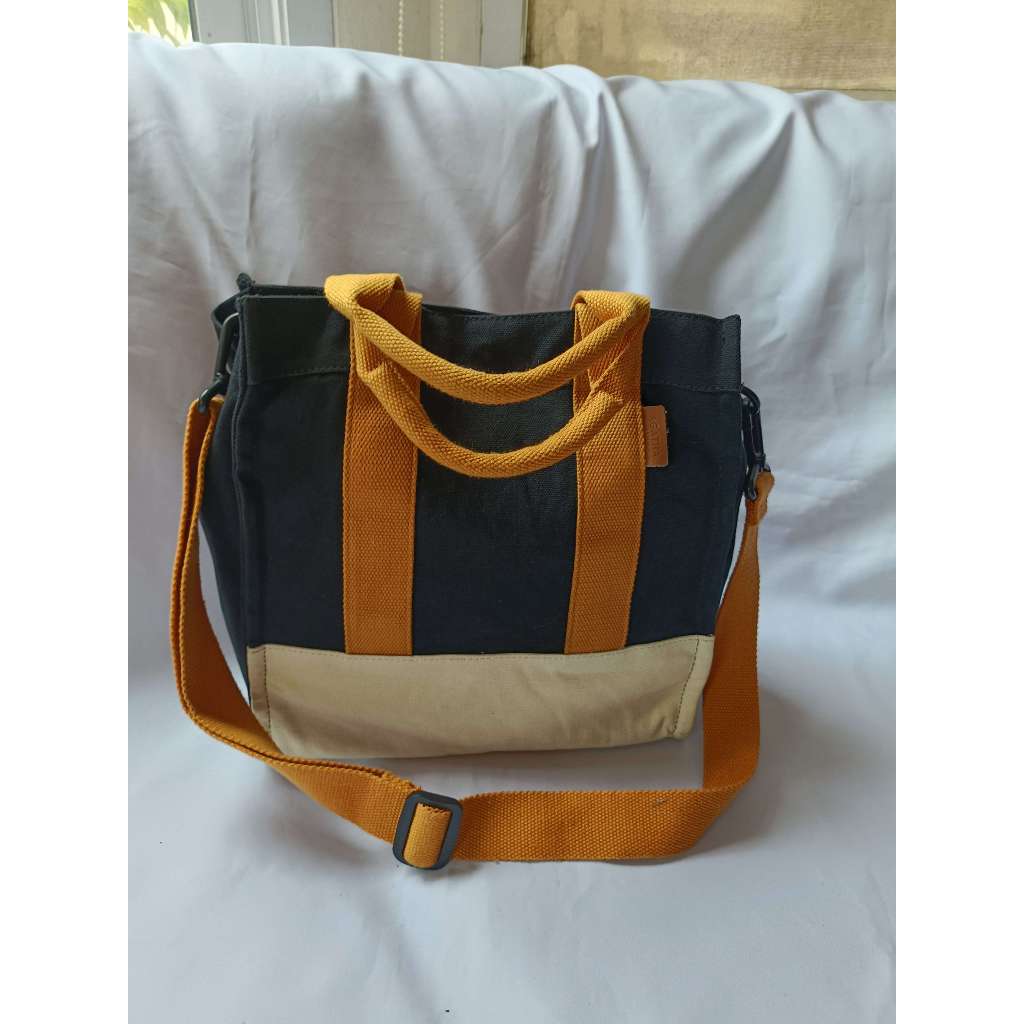 ♥️กระเป๋าผ้ามือ2 Agatha paris♥️สภาพ 80% size m♥️สีดำ ครีม น้ำตาลผ้าแคนวาสหนา ซับในสะอาดมีสายยาวปรับไ