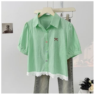 Chili Koko เสื้อเชิ้ตคอปกลายทางแนวตั้งเย็บลูกไม้แขนสั้นผู้หญิงฤดูร้อน สีใหม่เสื้อแขนสั้นติดกระดุมแถวเดียวไหล่เดียว W635