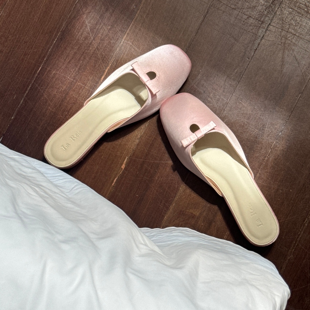 Lou Satin Mule (รองเท้าแตะซาตินหัวปิดสูง 1 นิ้วสีเพิร์ลครีม, ชมพู, ฟ้า, ดำ) หน้าเท้ากว้าง +1 ไซส์