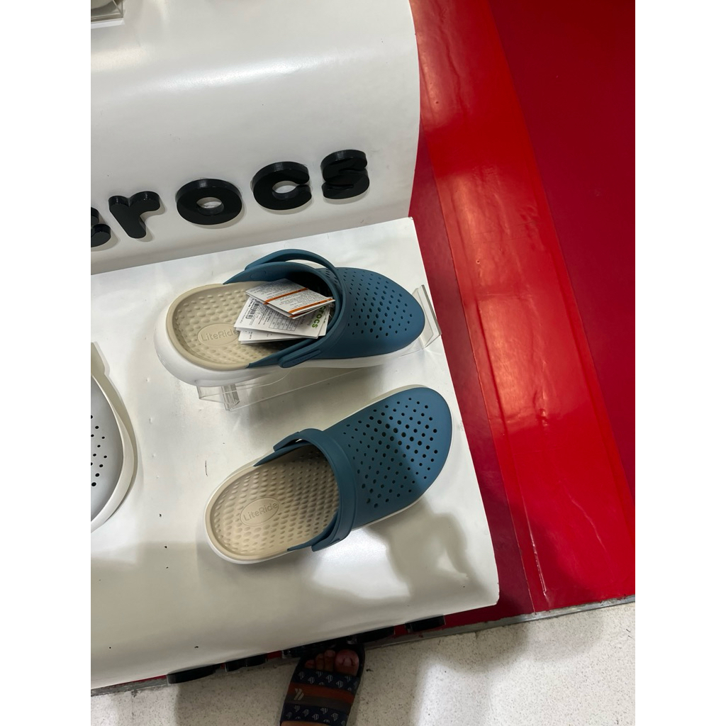 รองเท้าcrocsของแท้จากช๊อป