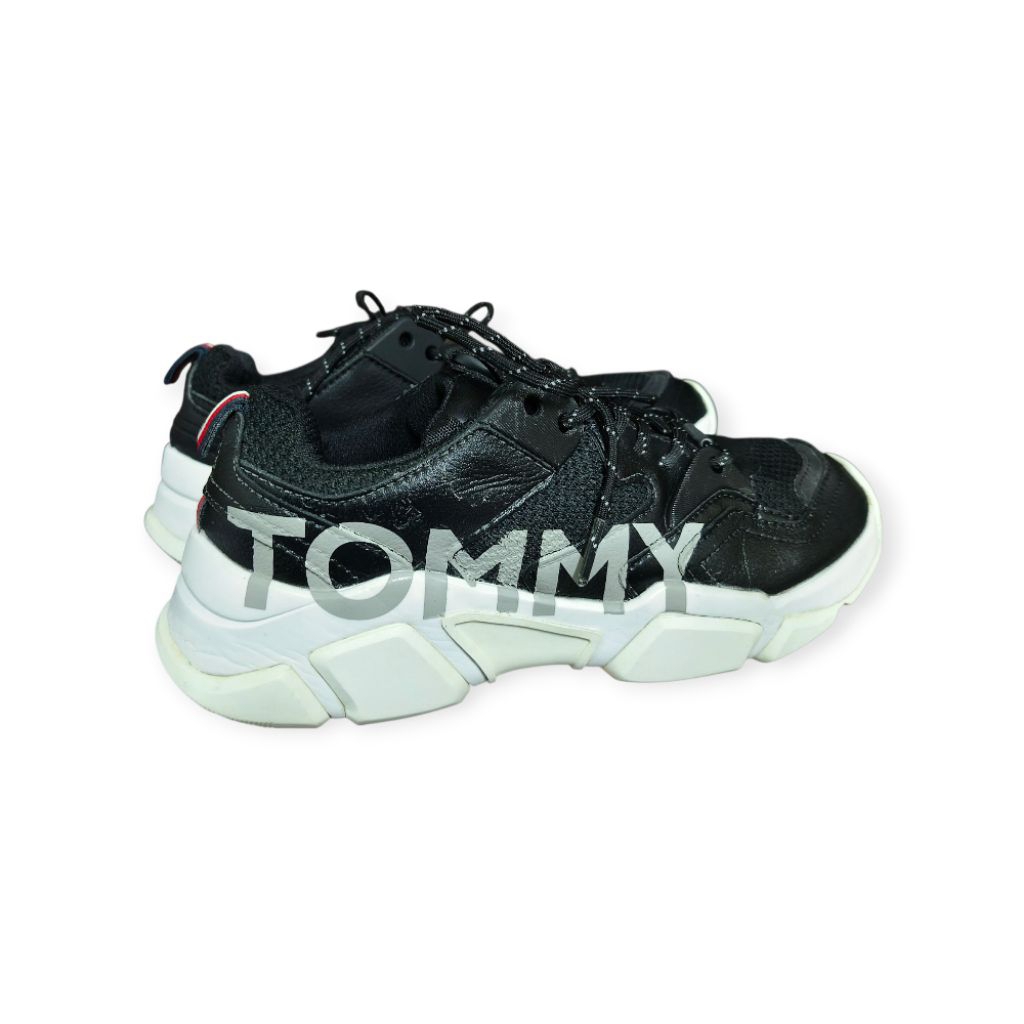 รองเท้าผ้าใบ Tommy Hilfiger มือสอง