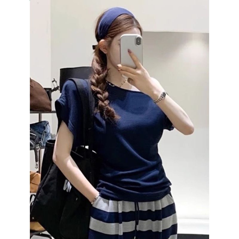เสื้อยืดแขนสั้นคอวีเปิดไหล่สำหรับผู้หญิง ดีไซน์เก๋ไก๋ สไตล์สาวฮอต ใหม่ล่าสุดในช่วงฤดูร้อน