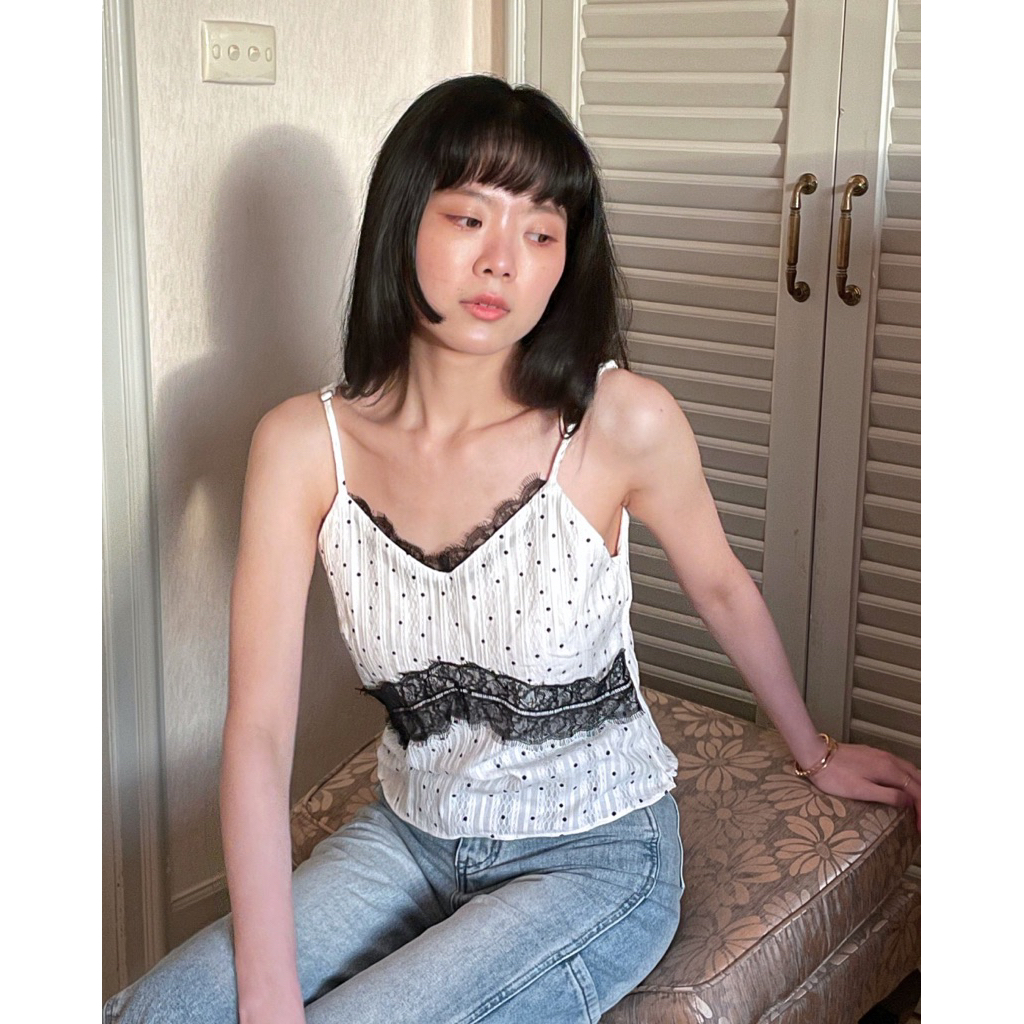 (ส่งฟรี) Anita Top เสื้อสายเดี่ยวลูกไม้ ออกแบบให้ทรงสวย ดูหุ่นดี ซิปข้าง