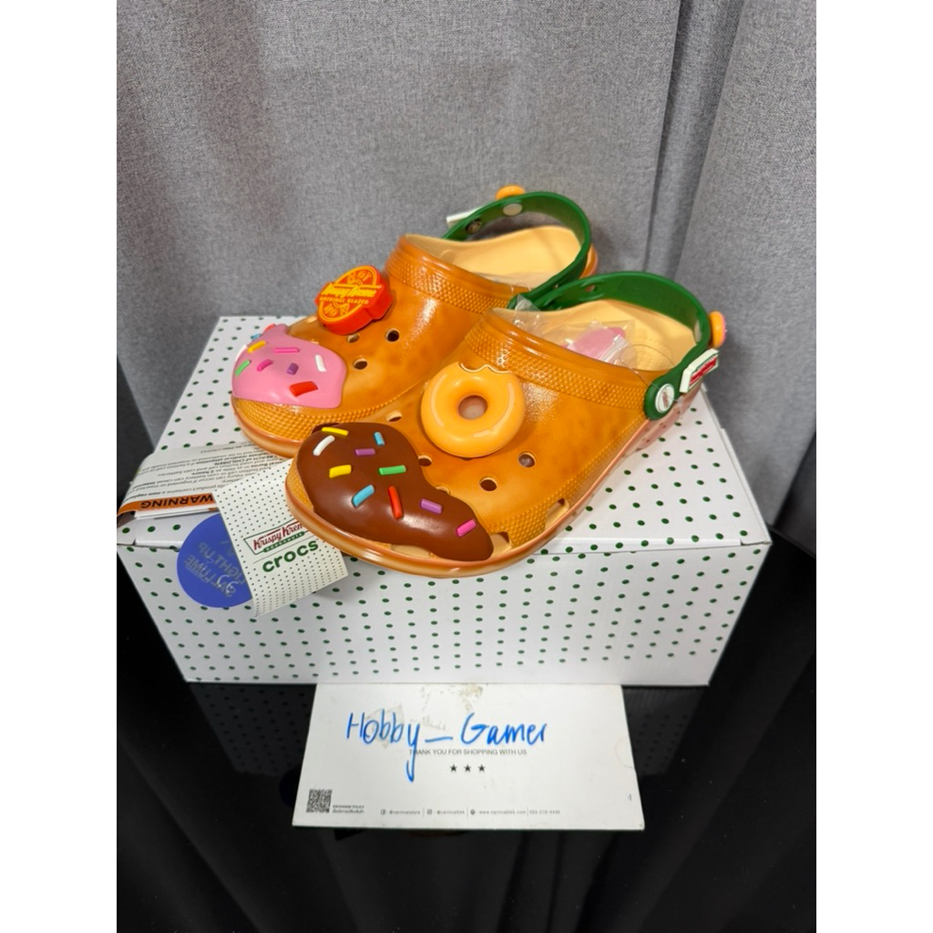 (มือ1 พร้อมส่งด่วน ถูกที่สุด!! ของแท้💯 ป้ายไทย) size 9us/42-43eu รองเท้า Crocs x Krispy Kreme